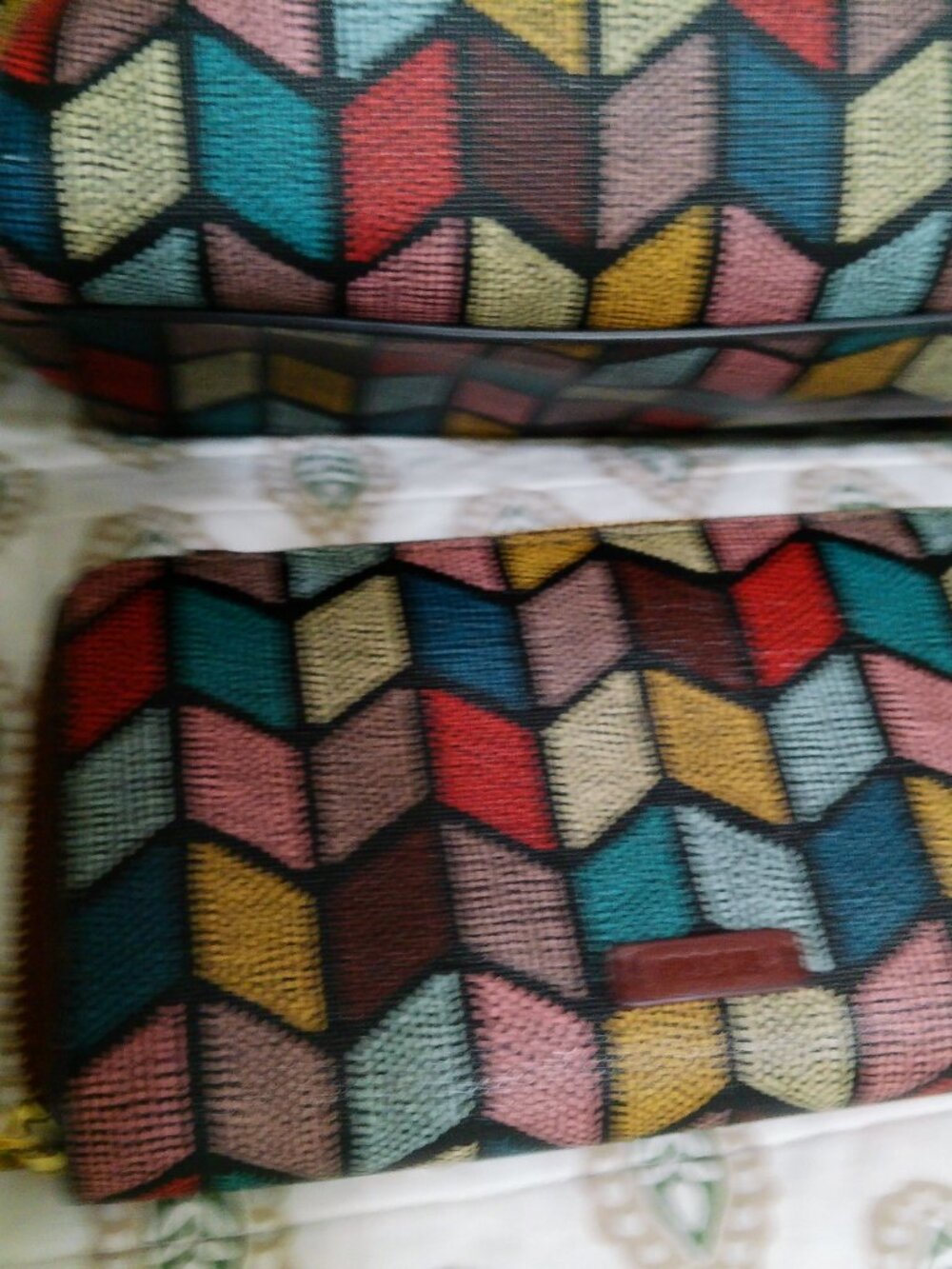 VEGAN FOSSIL MULTI COLOR TOTE AND WALLET GOOD CONDITION - Picture 8 of 9